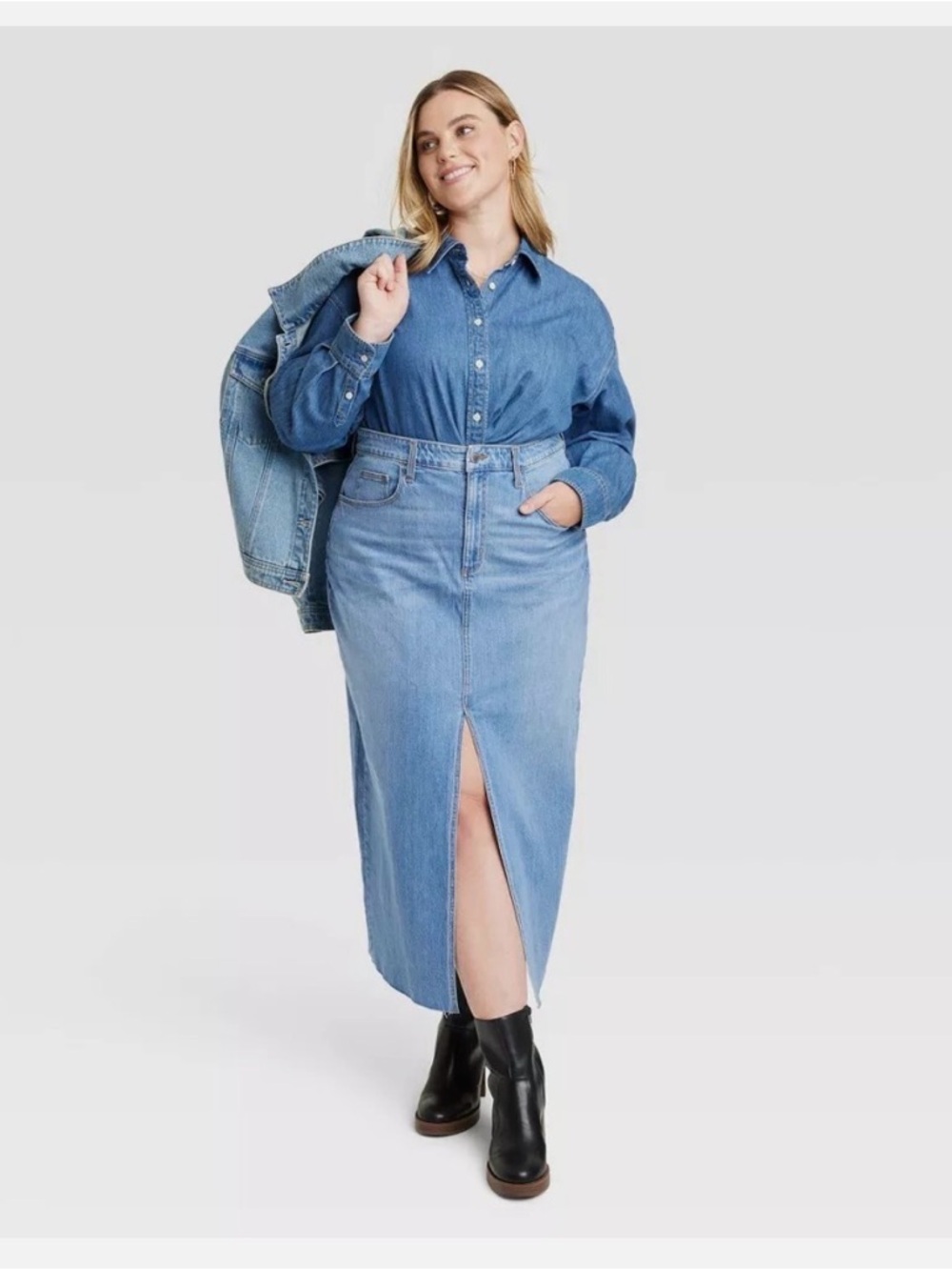 Universal thread Women's Blue Denim Skirt - Classic Mid Wash NWT 26
